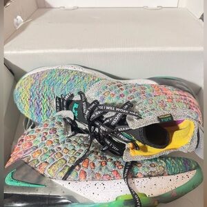 LEBRON XVII LUFF (GS)
BREEN SLATE HTH/BLACK
ARD VERT CHN/VERT NEPTUNE/NOIR